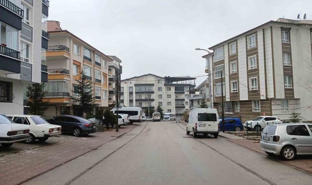 Boşanma aşamasındaki eşinin evinde bıçağı boğazına dayayıp intihara kalkıştı