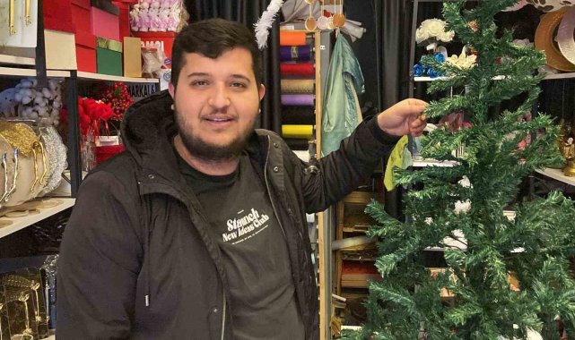 Bu da oldu: Dükkanın önündeki çam ağacı çalındı