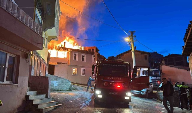 Bursa'da çıkan yangında 3 ev kullanılamaz hale geldi