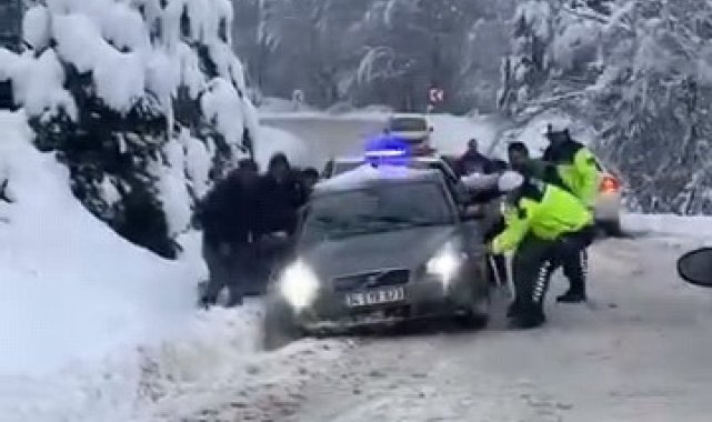 Bursa'da karlı yolda vatandaşlar mahsur kaldı