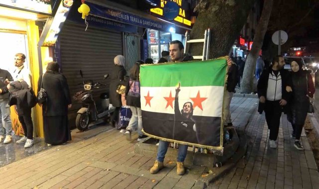 Bursa'da Suriyeliler akşam saatlerinde de kutlamalara devam etti
