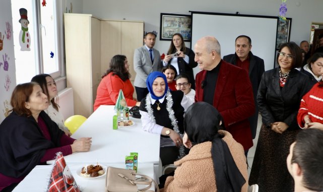 Büyükçekmece'de engelli öğrenciler yeni yıla ağaç dikerek girdi