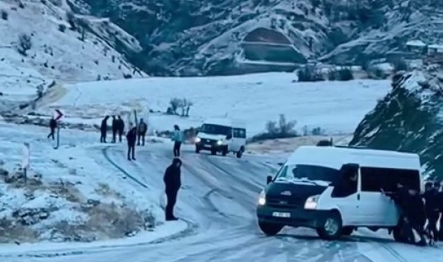 Buzlanan yollar sürücülere zor anlar yaşattı