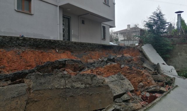 Çekmeköy'de istinat duvarı çöktü: Otomobil zarar gördü