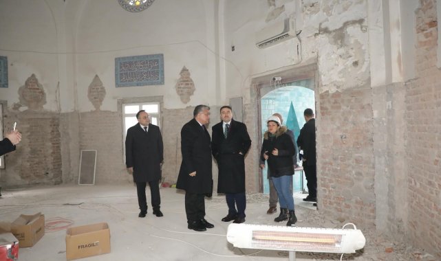 Çinili Camii'nde çini söküm işlemi devam ediyor