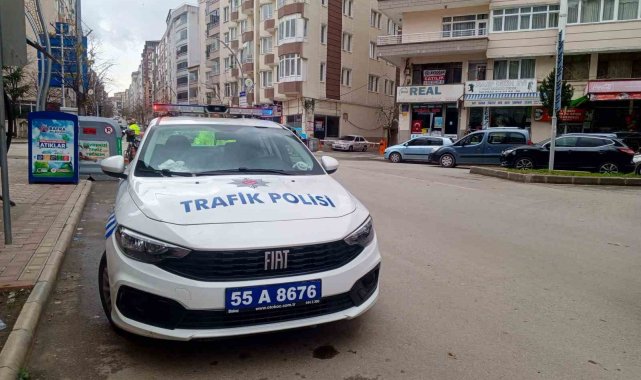 Çocuğunu hastaneye götüren yayaya otomobil çarptı