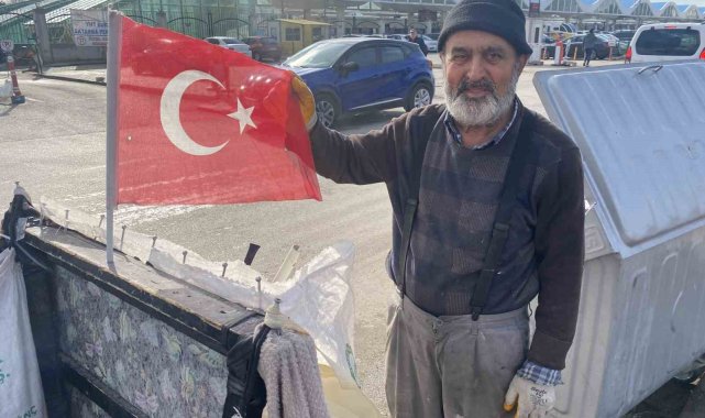 Çöpe atılan Türk bayraklarını toplayıp bisikletinde dalgalandırıyor