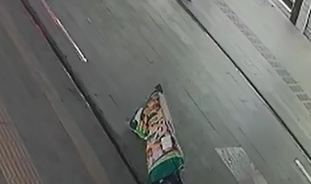 Çöpten aldığı çuvalla oynarken boğulma tehlikesi geçiren çocuğu vatandaşlar kurtardı
