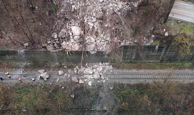 Dağdan kopan kayalar demiryolunu kapattı, faciadan dönüldü