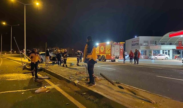 Direksiyon hakimiyetini kaybeden sürücü direklere çarparak durdu