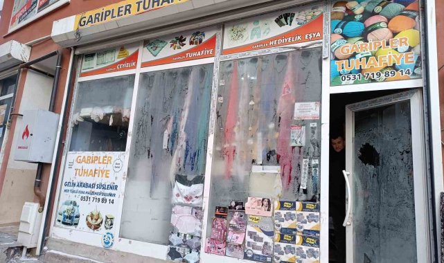 Diyadin'de iş yerlerinin camları buz tuttu