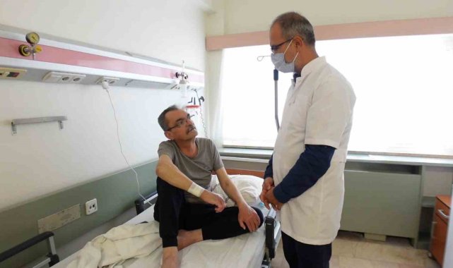 Doç. Dr. Karataş: ''Ankilozan spondilit tanısında gecikme yaşanırsa kamburluk, belde eğilme oluşabilir''