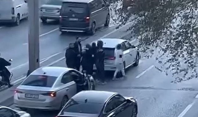 E-5'te akan trafiğe aldırmadan yumruk yumruğa kavga ettiler