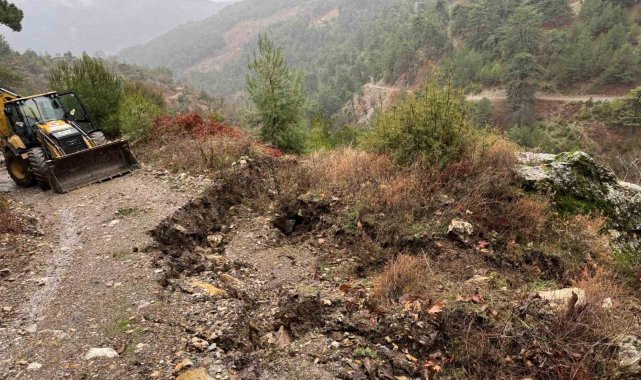 Efeler Belediyesi ekiplerinden kapanan yollara hızlı müdahale