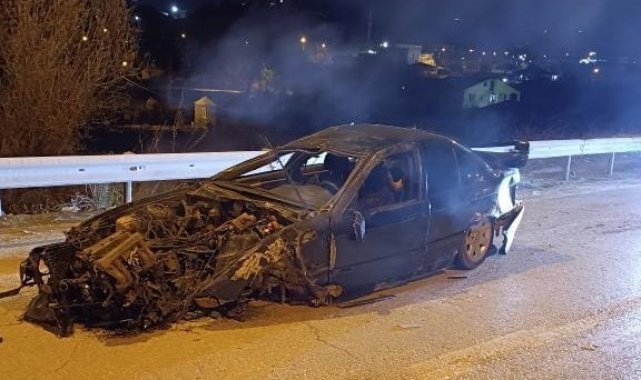 Elazığ'da otomobil aydınlatma direğine çarptı: 2 yaralı