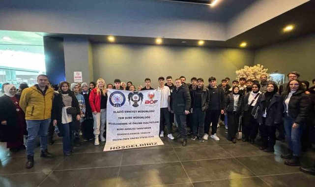 Elazığ'da polis ekipleri öğrencileri sinemaya götürdü