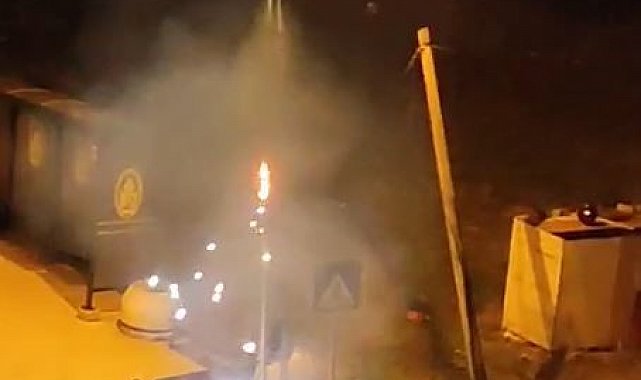 Elektrik direği bomba gibi patladı, uykudan uyanan mahalleli ne olduğunu anlamadı