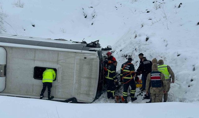 Erzincan-Sivas karayolu Sakaltutan mevkiinde bir otobüsün şarampole yuvarlanması sonucu çok sayıda kişi yaralandı. Olay yerine kurtarma ve sağlık ekipleri sevk edildi.