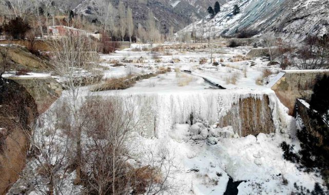 Erzincan'da dereler buz tuttu