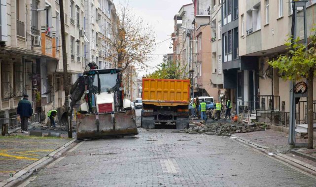 Esenyurt Belediyesi, tahrip olan yolları parke taşı çalışmalarıyla yeniliyor