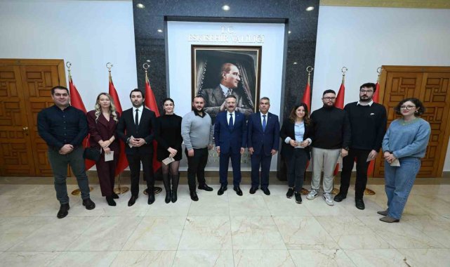Eskişehir'de basın mensupları Vali Aksoy'dan kartlarını teslim aldı