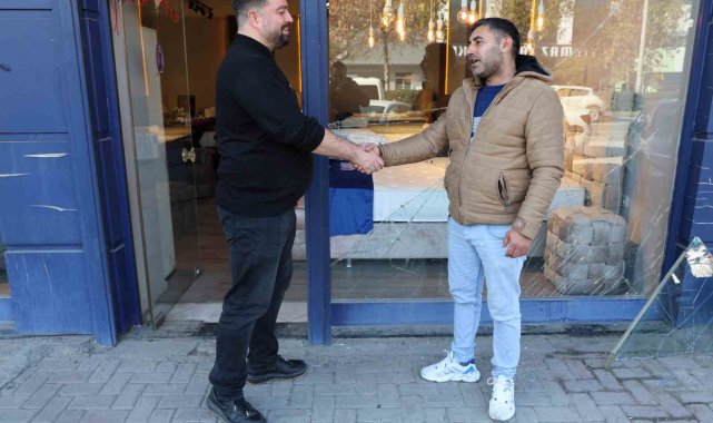 Evi sanıp mağazanın camını kırdı, yatakta polisler uyandırdı: "Neden geldiniz"