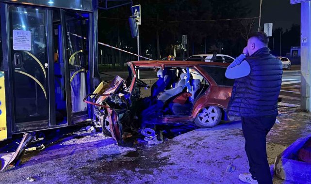 Eyüpsultan'da otomobil ile İETT otobüsünün çarpıştığı kazada 2 kişi hayatını kaybetti