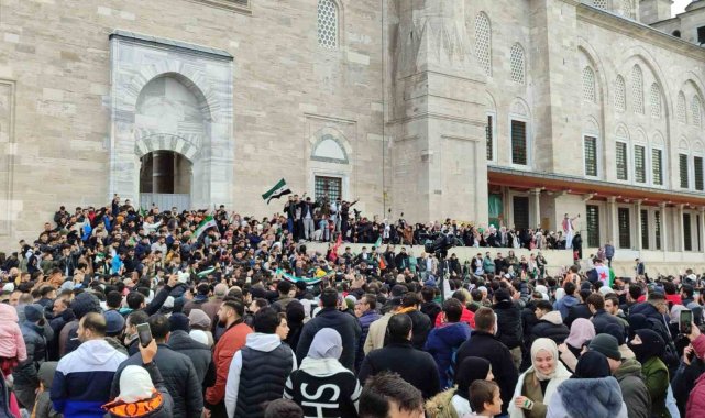 Fatih Camii'nde toplanan Suriyeliler, Esad rejiminin devrilmesini kutluyor