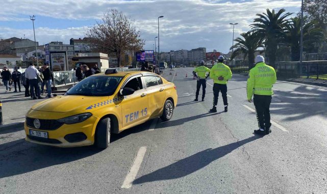 Fatih'te sivil polisler yolcu gibi taksilere bindi, kural ihlali yapan sürücülere ceza yazıldı