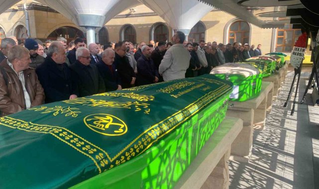 Feci kazada hayatını kaybeden 4 kişiye veda: Tabutları yan yana sıralandı