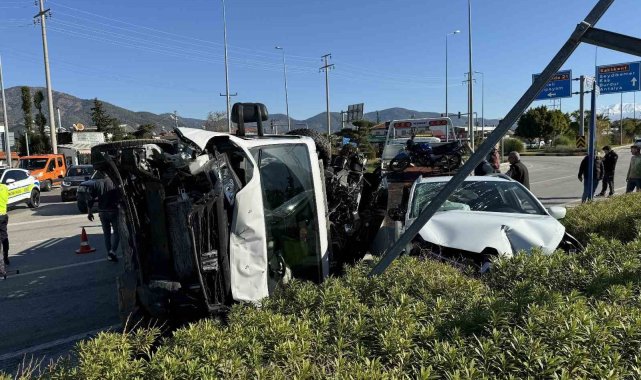 Fethiye'de çekiciye çarpan otomobildeki üç kişi yaralandı