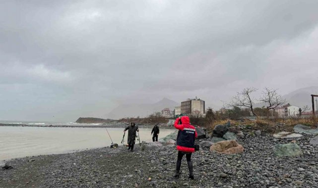 Fırtına nedeniyle parçalanan kafesten kaçan somonları yasadışı yöntemlerle avlayanlara ceza