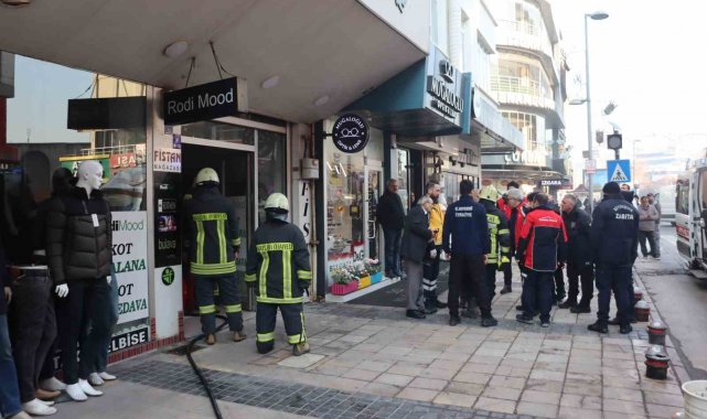 Giyim mağazasında çıkan yangın paniğe neden oldu