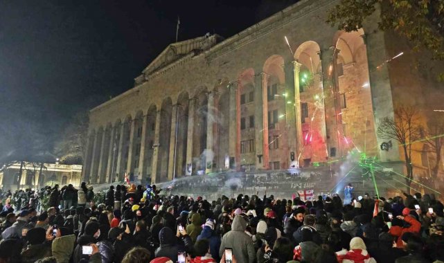 Gürcistan parlamentosu önünde tansiyon düşmüyor: 22 gözaltı