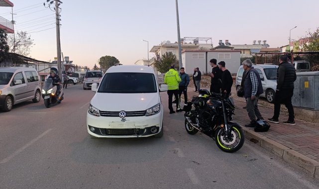 Hafif ticari araçla motosikletin çarpıştığı kazada motosikletli yaralandı