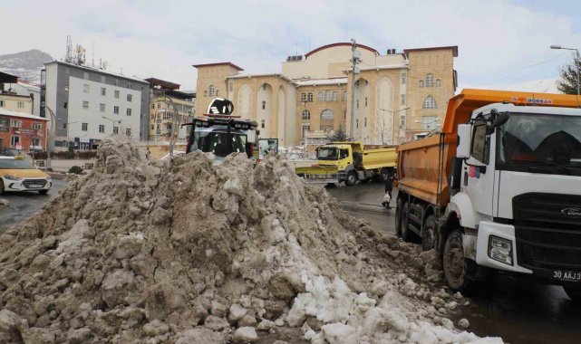 Hakkari'deki kar yığınları şehir dışına çıkarıldı