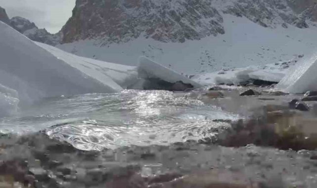 Hakkari'nin saklı cenneti kar ve buzla kaplandı