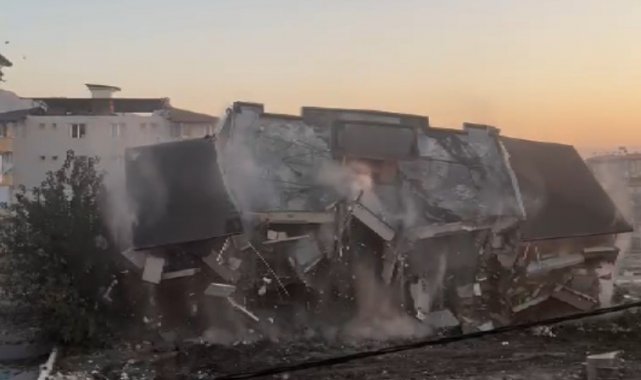 Hatay'da 5 katlı binanın kontrollü yıkımı kameraya yansıdı