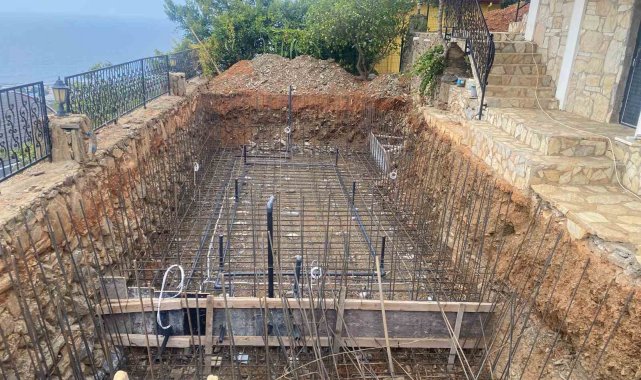 Havuz inşaatında çalışan işçi yüksekten düşerek yaralandı