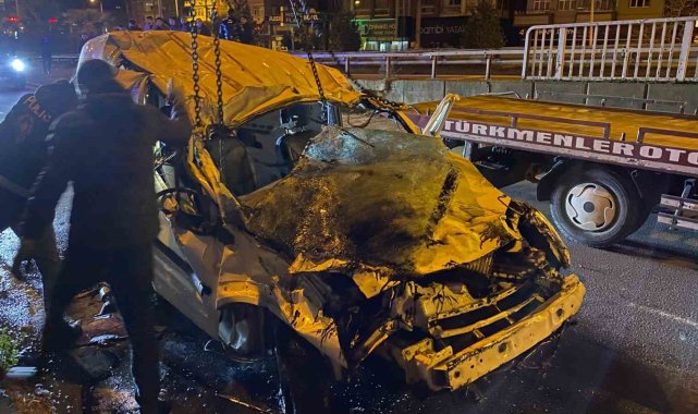 Hopa'da feci kaza... Kontrolden çıkan araç dereye uçtu: 1 ölü, 2 yaralı