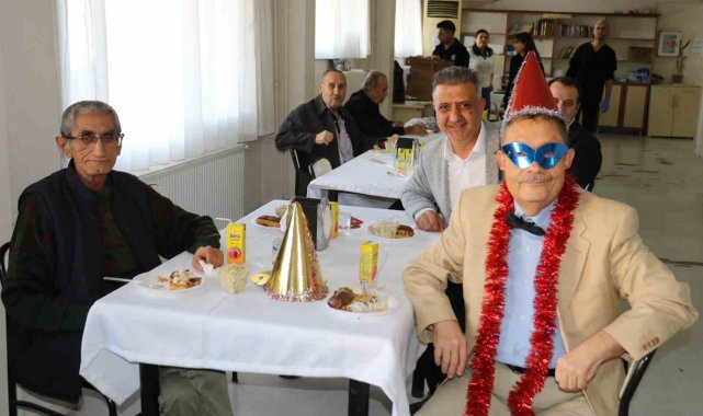 Huzurevinde yaşlılara moral ziyareti