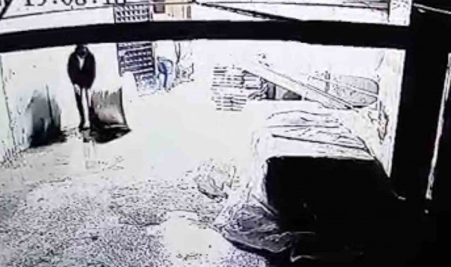 İnşaatçı gibi giyinip 500 Bin TL'lik kablo çaldılar, o anlar kamerada