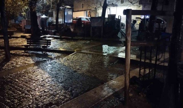 İstanbul'da sağanak yağış gece saatlerinde de etkisini sürdürüyor