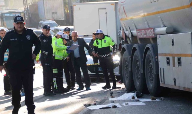İzmir'de öğrenci servisi park halindeki tıra çarptı: 1 ölü, 1 yaralı