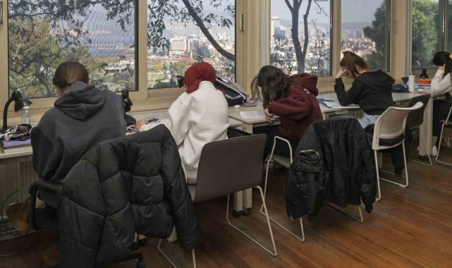 İzmir'in kütüphaneleri binlerce genci ağırlıyor