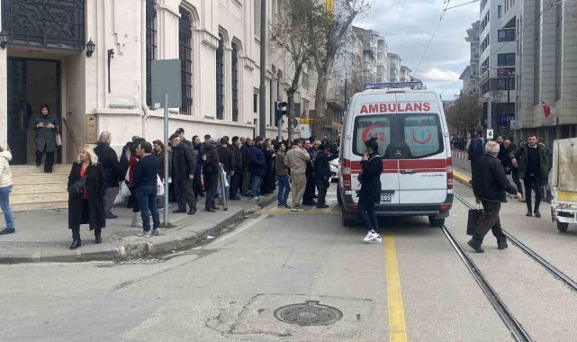 Kalp krizi geçiren yaşlı adama çevreden geçen hemşire müdahale etti