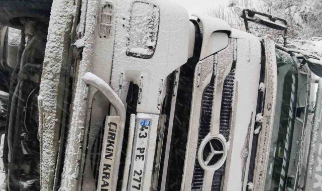 Kar yağışı sebebiyle yoldan çıkan tır devrildi: 2 yaralı
