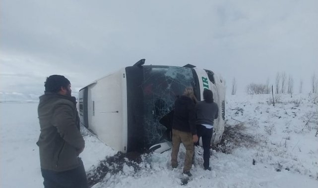 Kars'ta yolcu otobüsü devrildi: Çok sayıda yaralı var