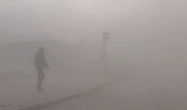 Kent merkezi yıkılan binanın tozu etkisinde kaldı