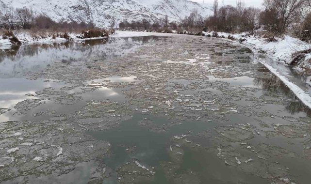 Kızılırmak'tan adeta buz oldu aktı